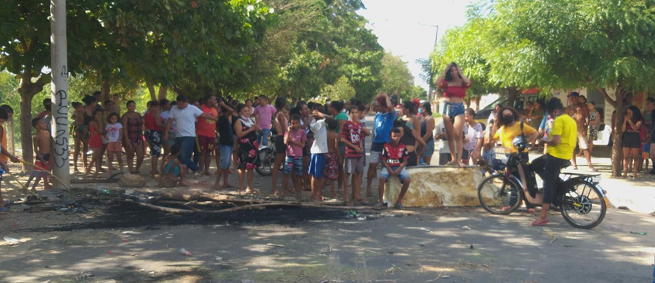 Moradores interditaram a Avenida Boa Esperança na zona Norte de Teresina